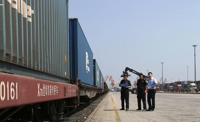 陜西貨物進(jìn)出口新篇章 陸海聯(lián)動(dòng)、海鐵直運(yùn)首班出口汽車專列抵青發(fā)運(yùn)