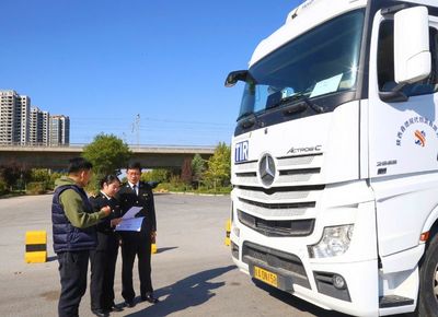 陜西國(guó)際公路運(yùn)輸新篇章 渭南海關(guān)成功備案首輛TIR標(biāo)識(shí)運(yùn)輸車輛